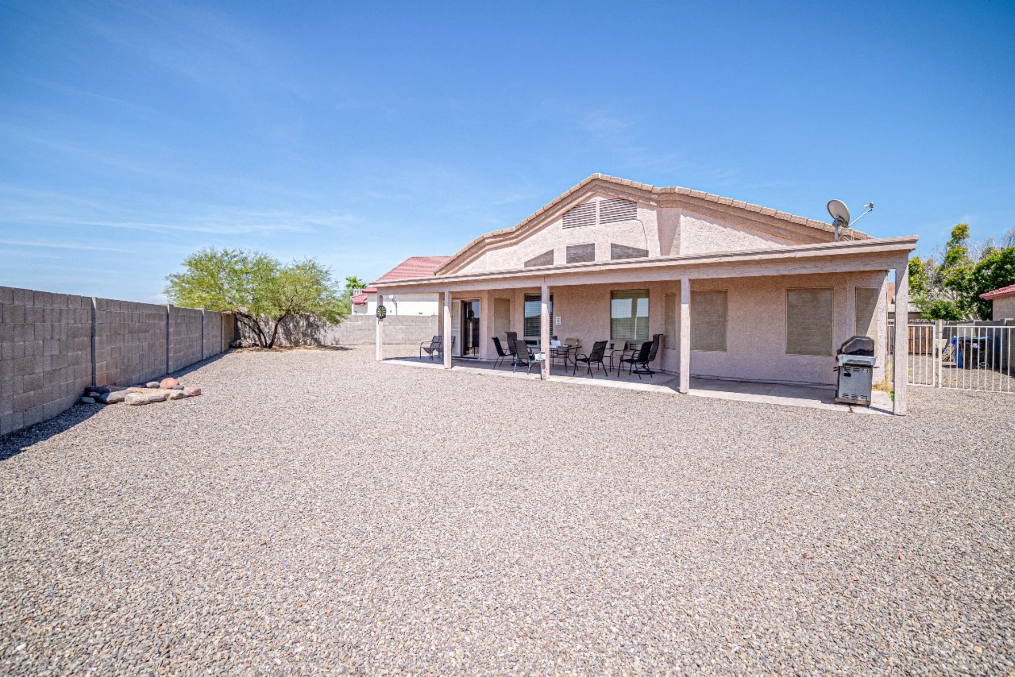Phoenix Wide-angle exterior of Changes Healing Center Phoenix location