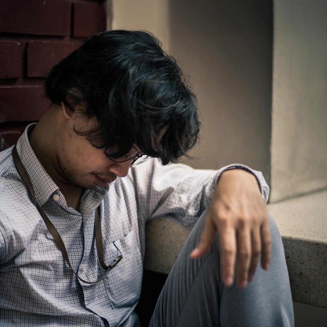 A-Closer-Look-at-Cocaine-Addiction-Treatment-Mobile Man struggling with the emotional toll of cocaine addiction, symbolizing the need for compassionate treatment and rehab services in Phoenix, Arizona.